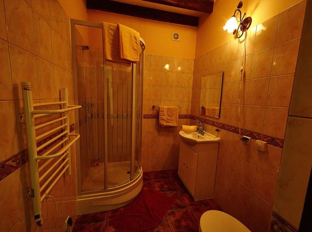 Stylowy Zajazd Pod Czarnym Kogutem Czarna  Cameră foto